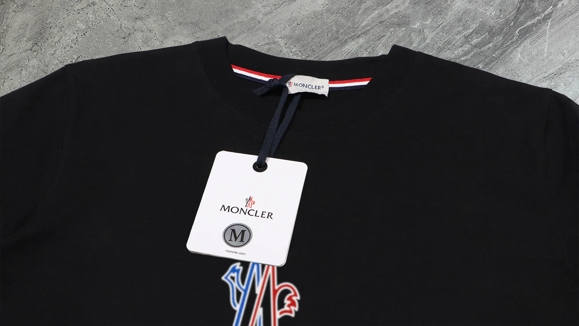 【 In Stock】 〖 𝐌𝐎𝐍𝐂𝐋𝐄𝐑~ 〗 440g ， 😎 ， ， Factory 2025 T ， ， Premium LOGO， Same Style ：Black White Size：S M L XL 2XL